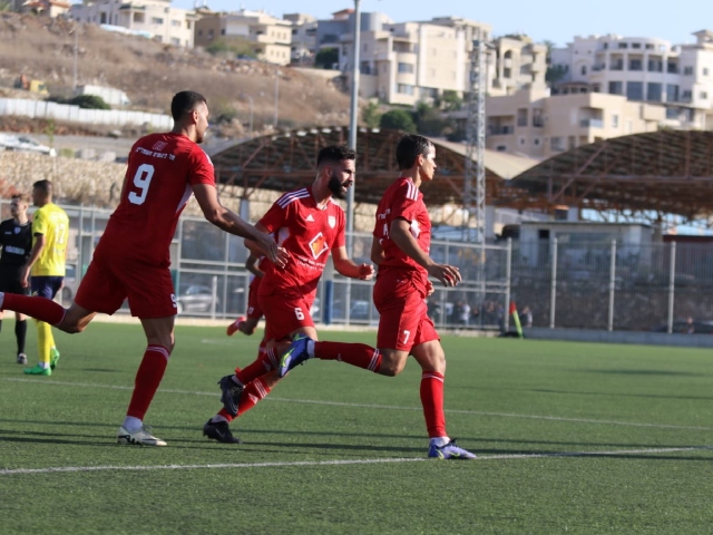 גרושמוב וטירה חוגגים יתרון (דאפר מחאמיד)